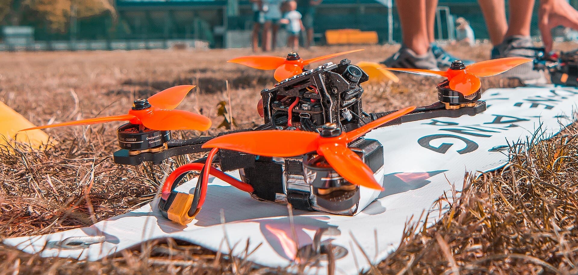 FPV-квадрокоптер з акумуляторною батареєю та роз’ємом XT60